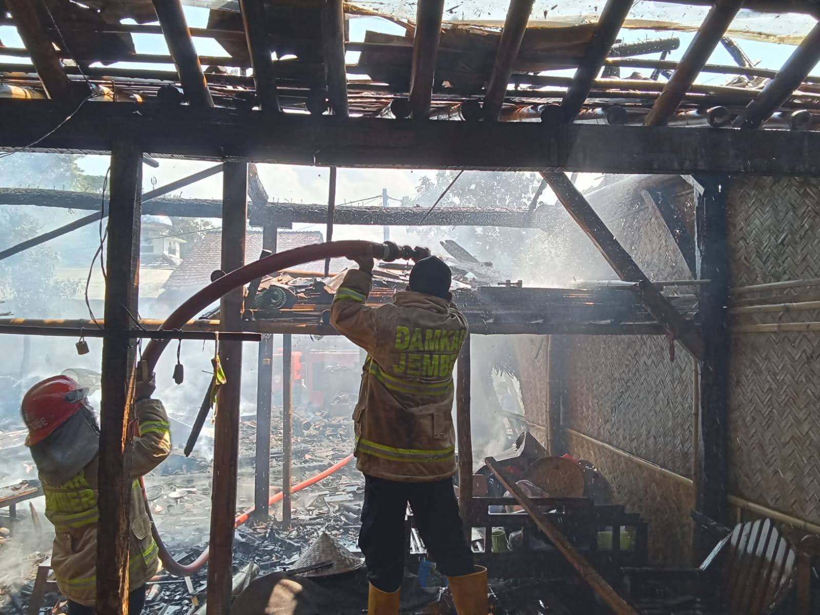 Apes! Rumah warga terbakar. Petugas Damkar Posko Kalisat berupaya memadamkan api di rumah korban milik Bahri, 55, warga Dusun Sumber Malang, Desa Ajung, Kecamatan Kalisat Rabu (24/9/2025).