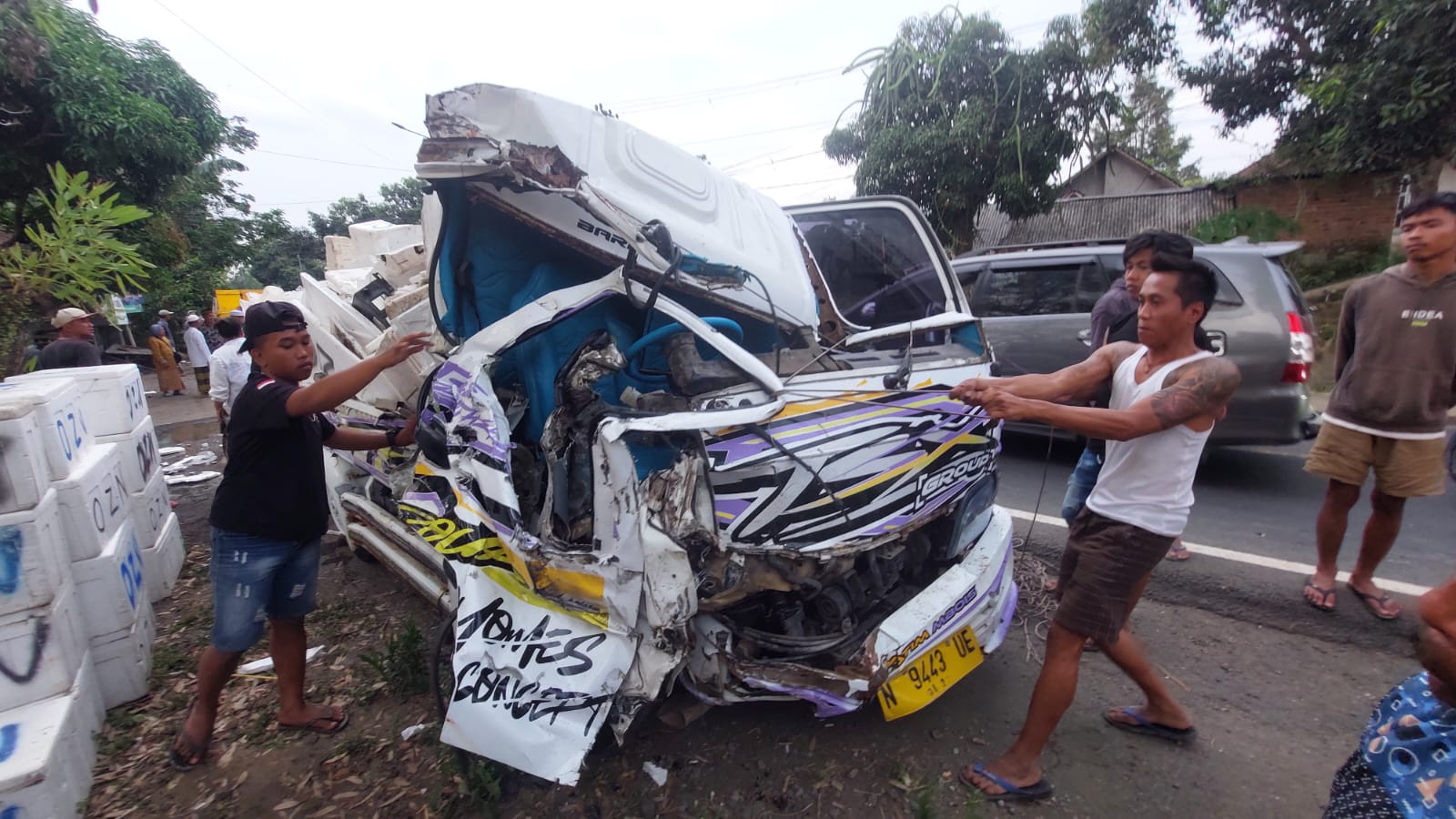 Kecelakaan lalu lintas di Jember. Pikap Traga bertabrakan dengan Truk Fuso. pengemudi truk kabur.