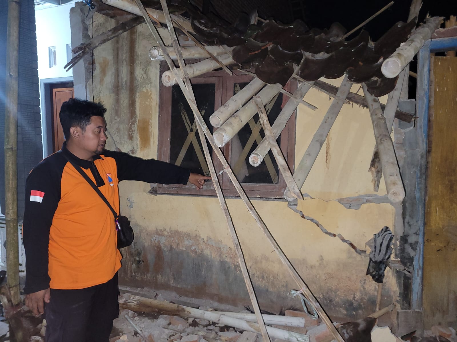 BPBD Jember melakukan asesmen korban dan rumah roboh di Desa Mrawan, Kecamatan Mayang. Satu lansia mengalami luka di kepala setelah tertimpa atap dan genteng rumah yang ambruk.