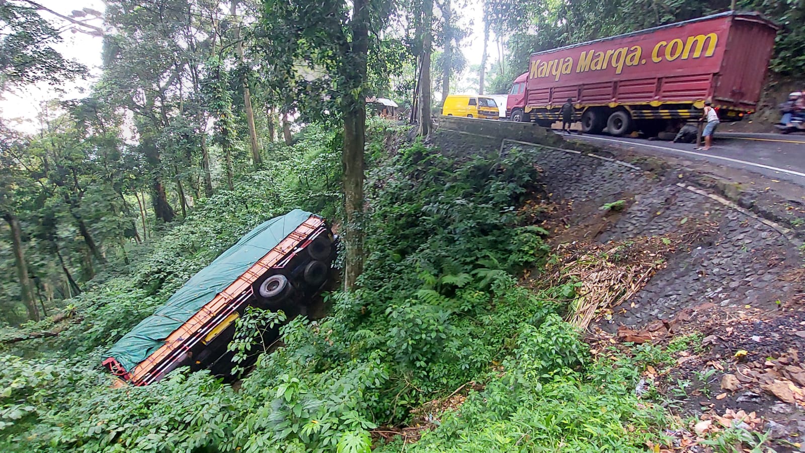 Sebuah truk Fuso BK 8928 MD bermuatan tisu terjun ke jurang Gumitir Jember setelah Alami rem blong.