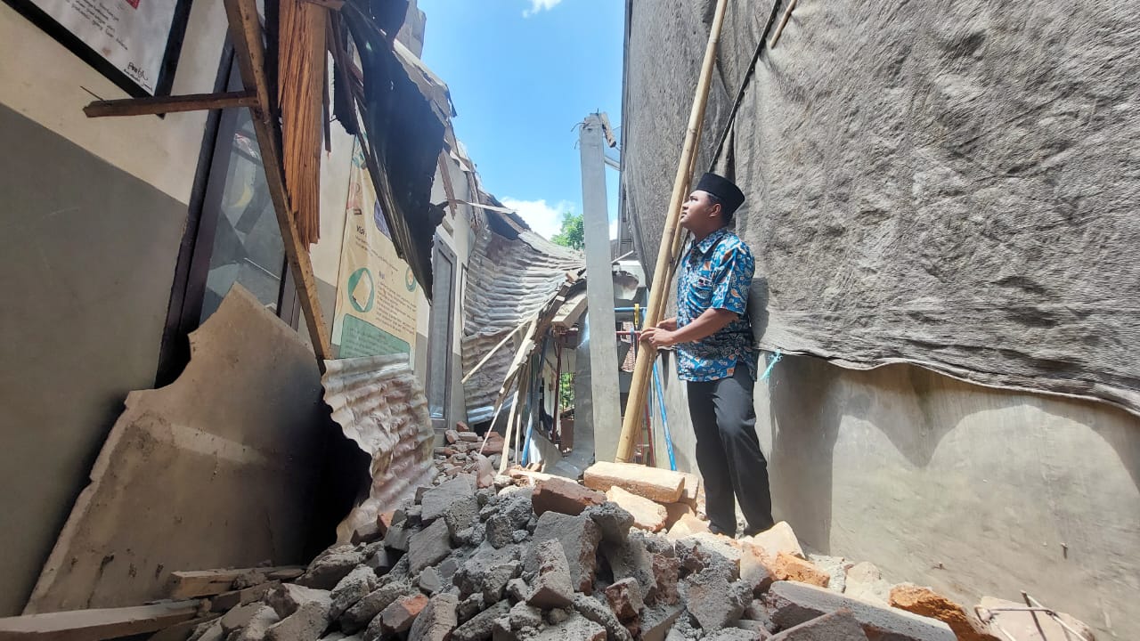 Teras MI di Sukorambi Jember rusak parah dampak gempa Sumenep. Ruang Kelas MI dan Teras RA di Jember Ambruk, Begini Kondisinya.