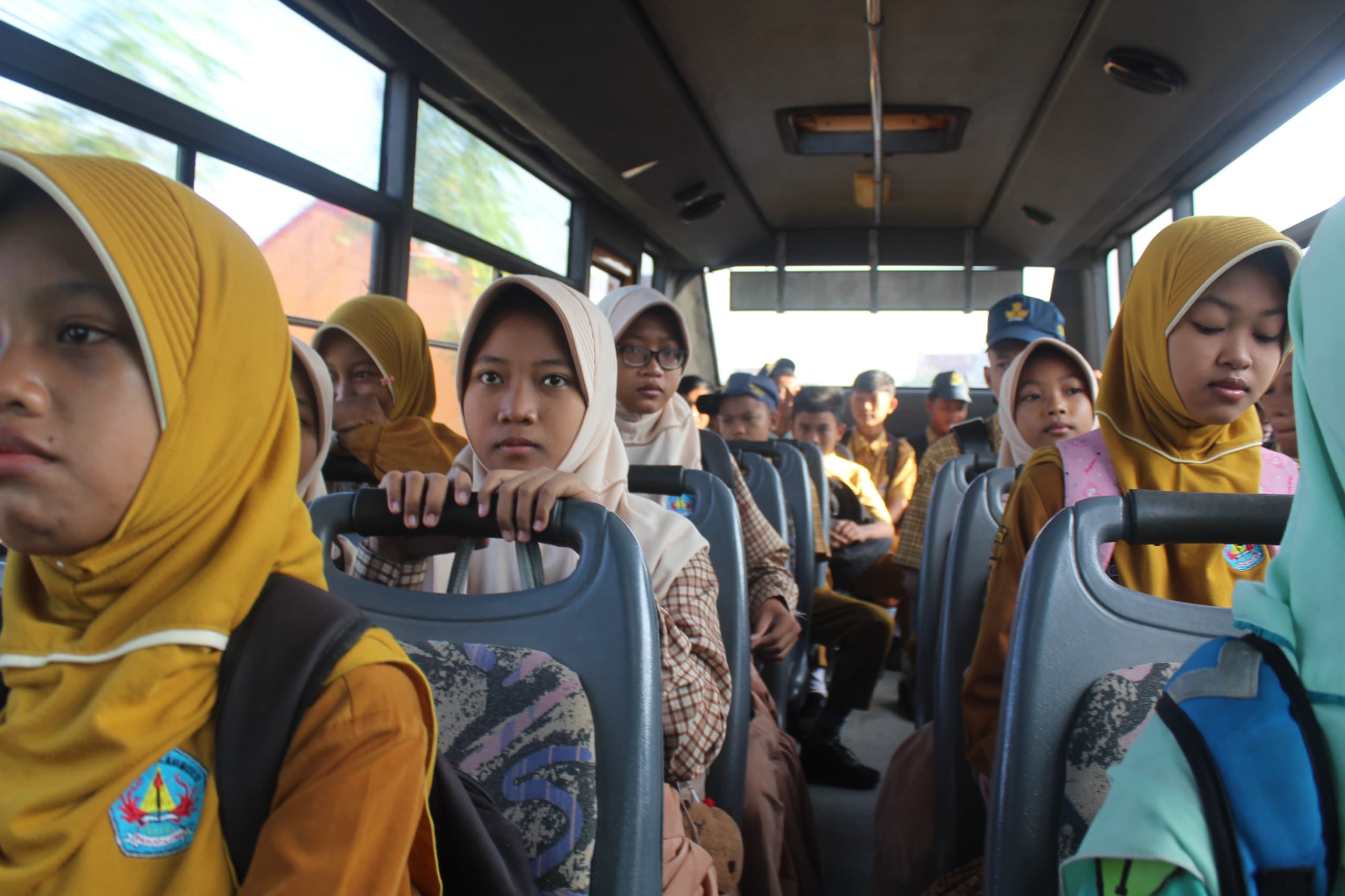 DISHUB JEMBER PENUH: Suasana bus angkutan sekolah gratis pada hari pertama beroperasi (1/10) Program itu disambut antusias para pelajar hingga penuh  &nbsp;