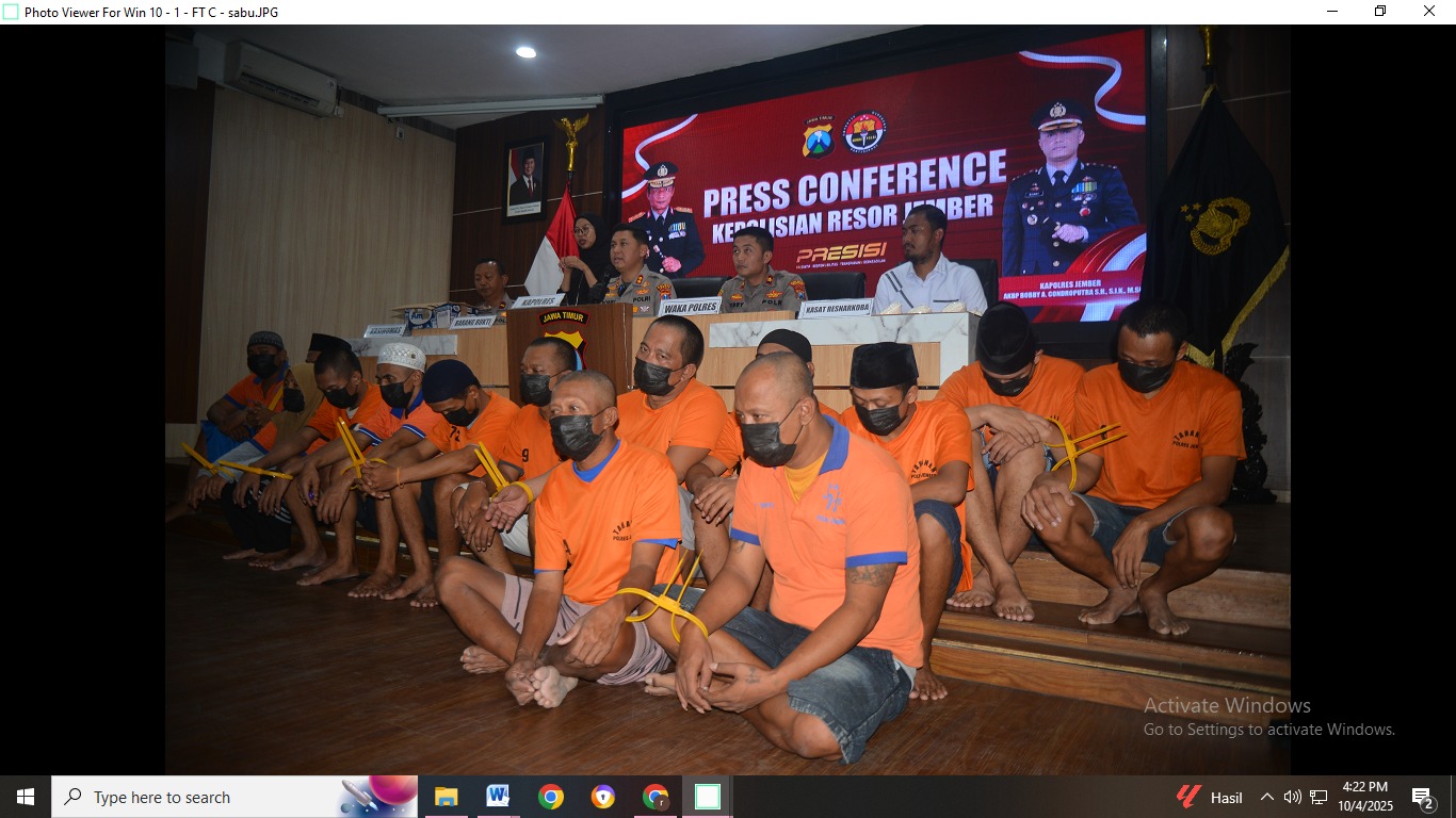 M ADHI SURYA/RADAR JEMBER  TEGAS: 15 Tersangka dihadirkan dalam konferensi pers Polres Jember dalam kasus peredaran narkoba, Rabu, (1/10)