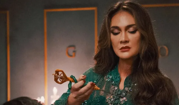 Luna Mayang yang membintangi film Gundik