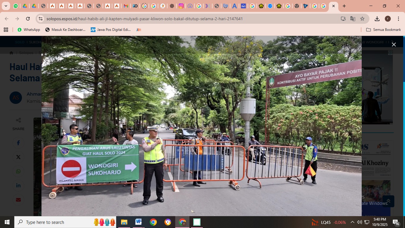 Personel Dishub Solo dan Satlantas Polresta Solo menjaga arus lalu lintas di kawasan Loji Wetan, Pada Haul Solo tahun 2024. (Dishub Solo)