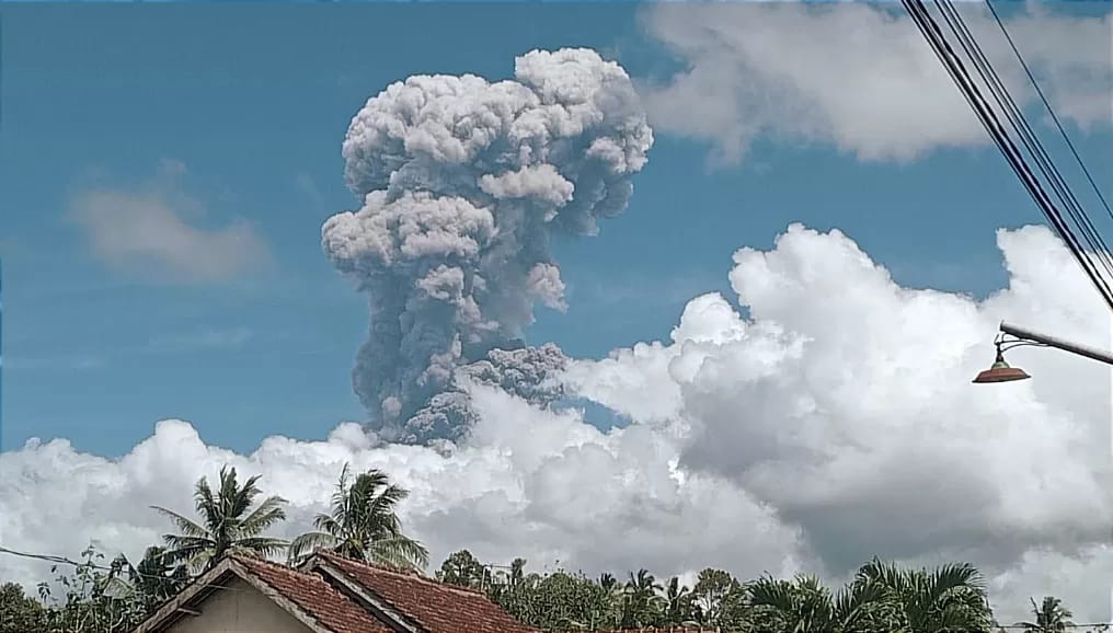 Gunung Raung di Jatim Saat  Erupsi  (Dok : BG/PVMBG)