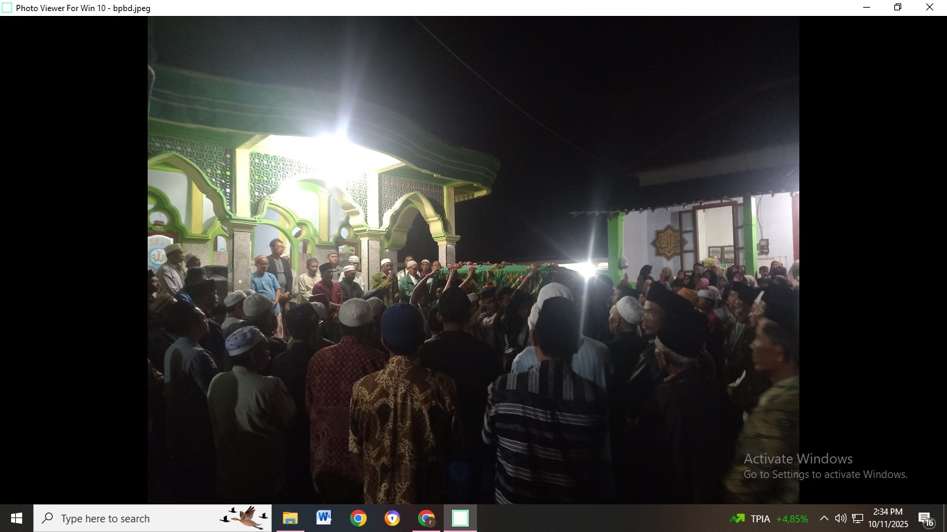 BPBD JEMBER DUKA MENDALAM: Warga dan keluarga besar santri yang menjadi korban meninggal dunia akibat ambruknya bangunan Ponpes Al Khoziny Sidoarjo  &nbsp;