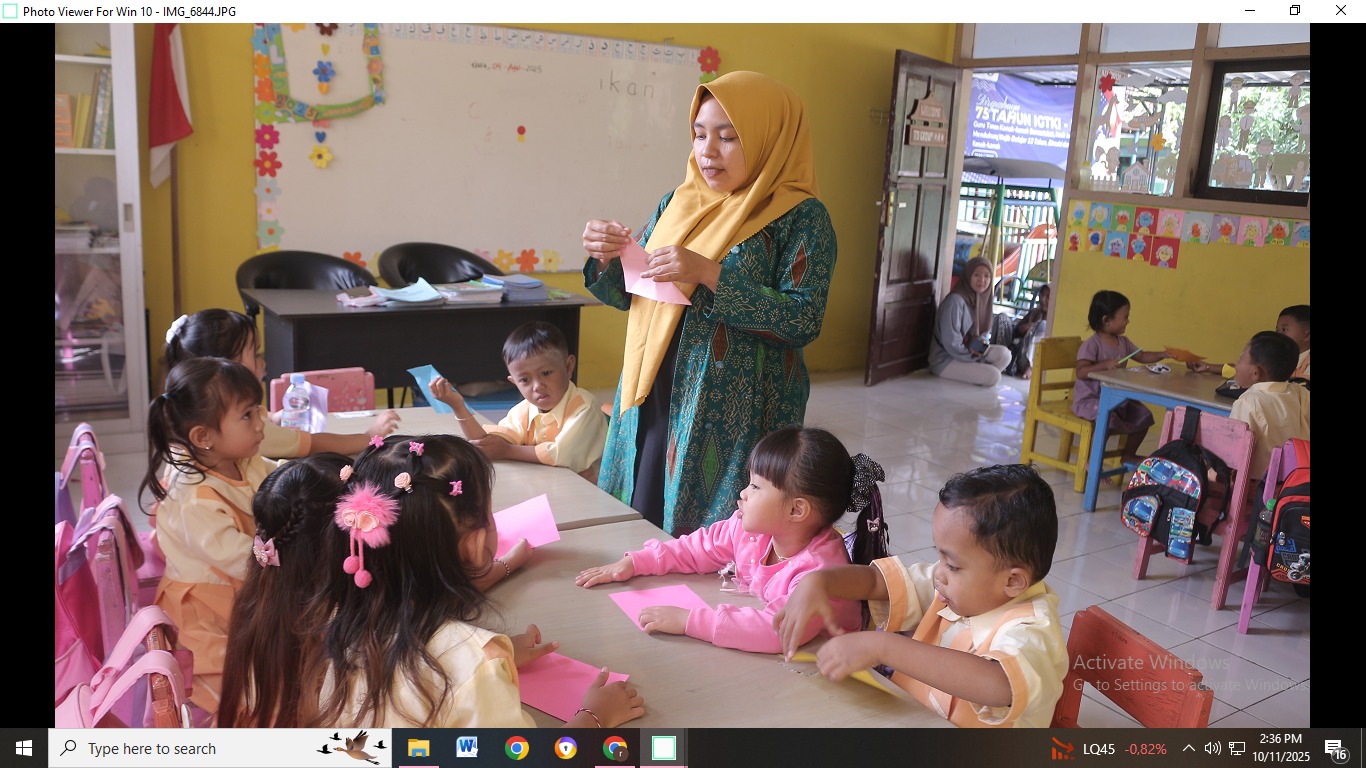 ADE APRYANIS/RAME  SERIUS: Anak-anak dicoba didik dengan cara soft spoken di sekolahnya untuk meningkatkan kepercayaan diri.