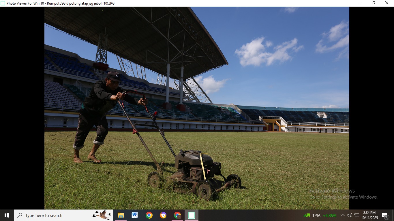 YULIO FA/RADAR JEMBER  RAWAT RUMPUT: Suasana Stadion Jember Sport Garden dilirik Persid Women diajukan menjadi tuan rumah Piala Pertiwi.