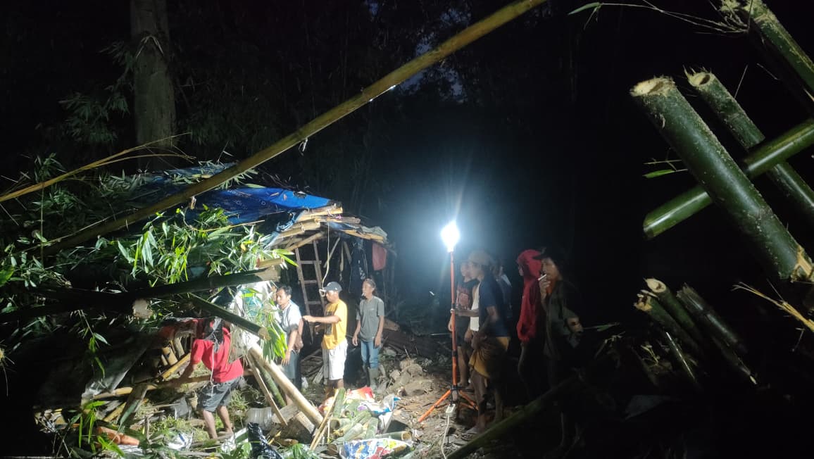 Petugas gabungan mengevakuasi dua korban yang tertimpa barongan bambu di kawasan kampus Unej, Tegal Boto, Jalan Jawa tujuh, Sumbersari, Jember, Senin (13/10). Dok (Febri Irawan)