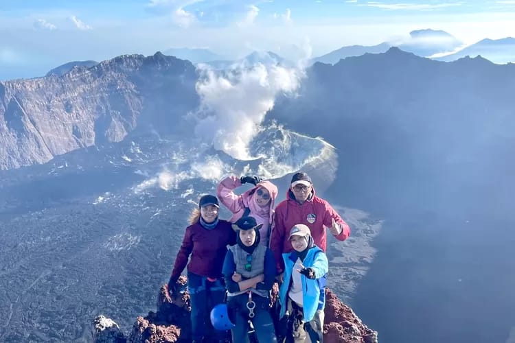 &nbsp;Sekelompok pendaki berpose bersama saat tiba di Puncak Sejati Gunung Raung.Dok (Radar Banyuwangi)