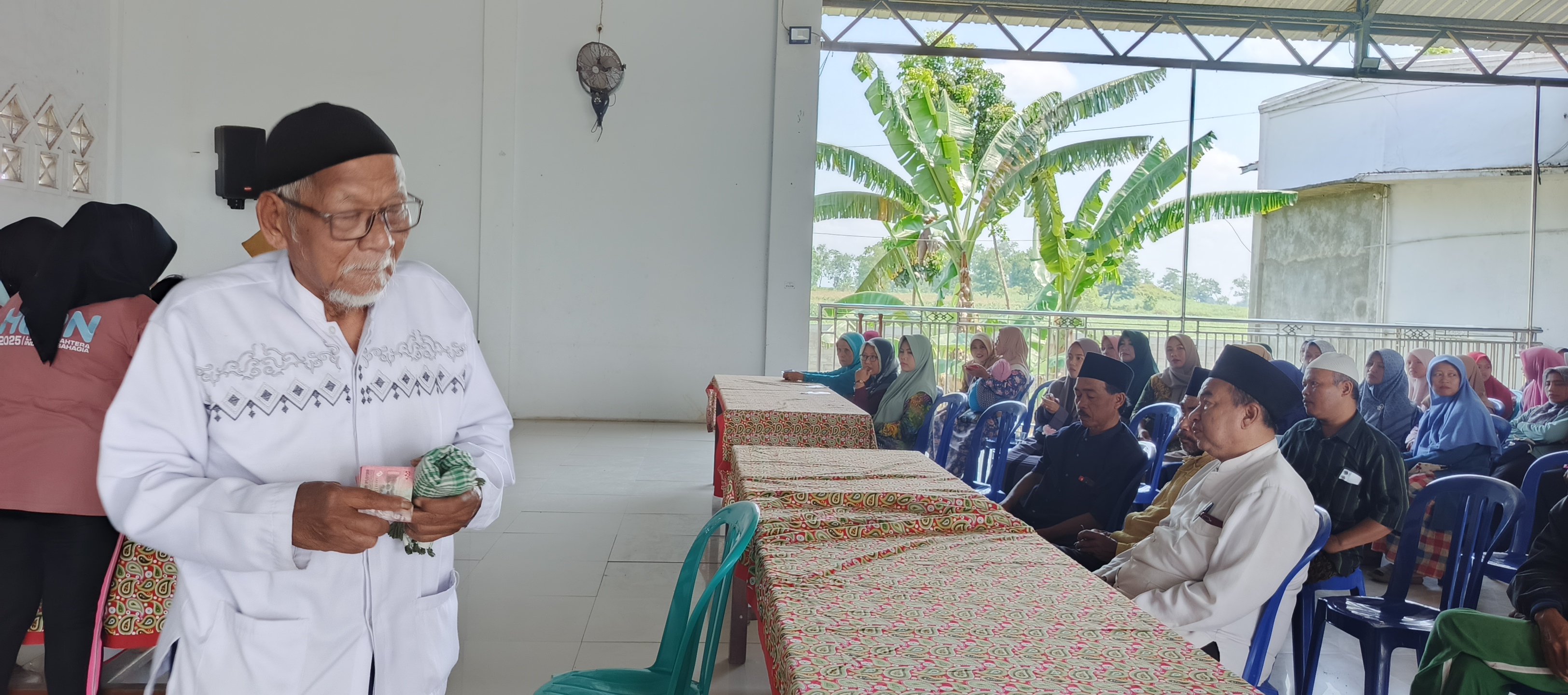 MAULANA/RADAR JEMBER KEMBALI DILANJUTKAN: Penyaluran honor guru ngaji di Balai Desa Kemuningsari Kidul, Kecamatan Jenggawah, Jumat (17/10).