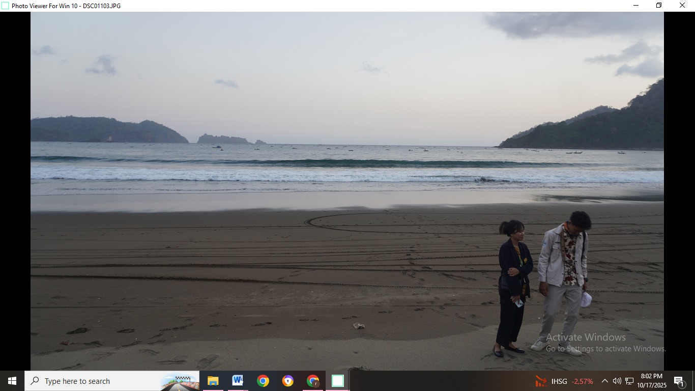 Pantai Bandealit yang berada di Taman Nasional Meru Betiri, Jember
