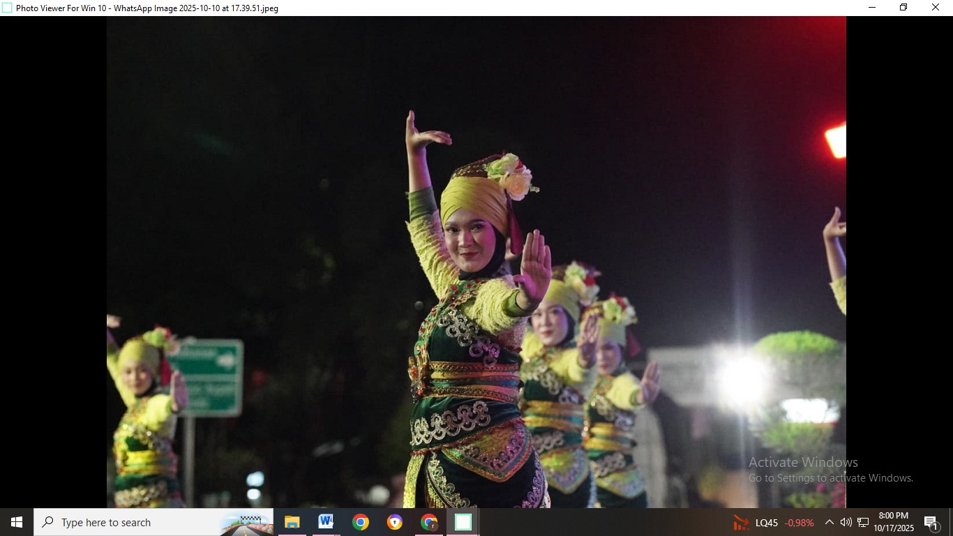 DISKOMINFO BONDOWOSO  PENUH MAKNA: Sejumlah penari memperagakan Tari Kembhang Raddin, karya tari kreasi hasil kolaborasi para guru seni budaya di Bondowoso.