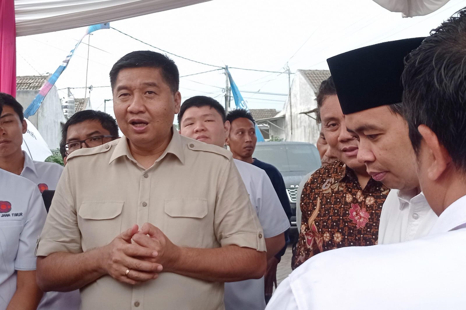 Menteri Perumahan dan Kawasan Permukiman (PKP) RI Maruarar Sirait saat mengunjungi rumah subsidi warga di Perumahan Taman Gading Jember. Ara mengatakan Jember mendapat alokasi 10 ribu rumah subsidi.