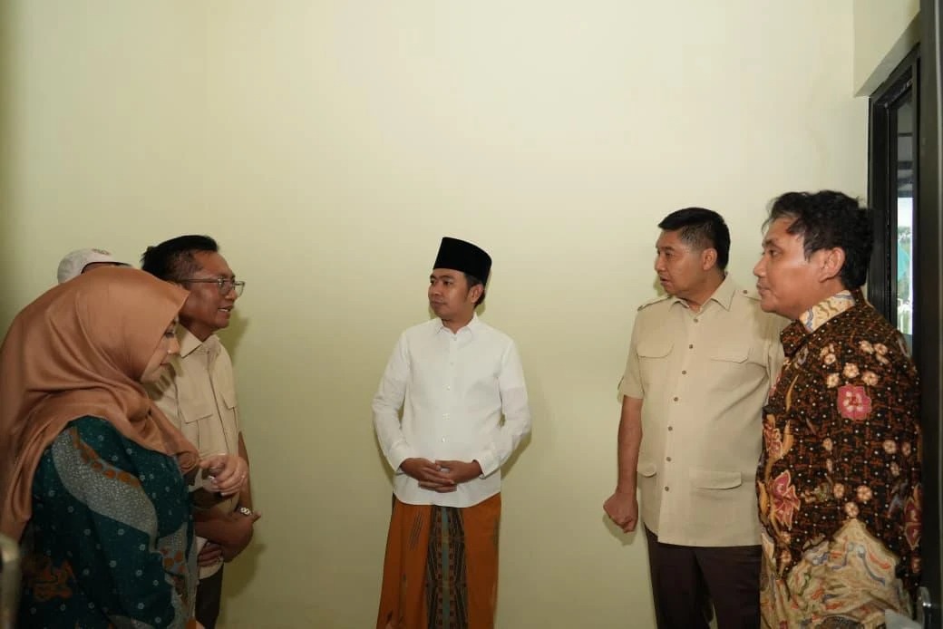Menteri PKP Maruarar Sirait (dua dari kanan) memuji kemudahan perizinan pembangunan perumahan di Jember. Luar Biasa, Tidak Ada Pungli.