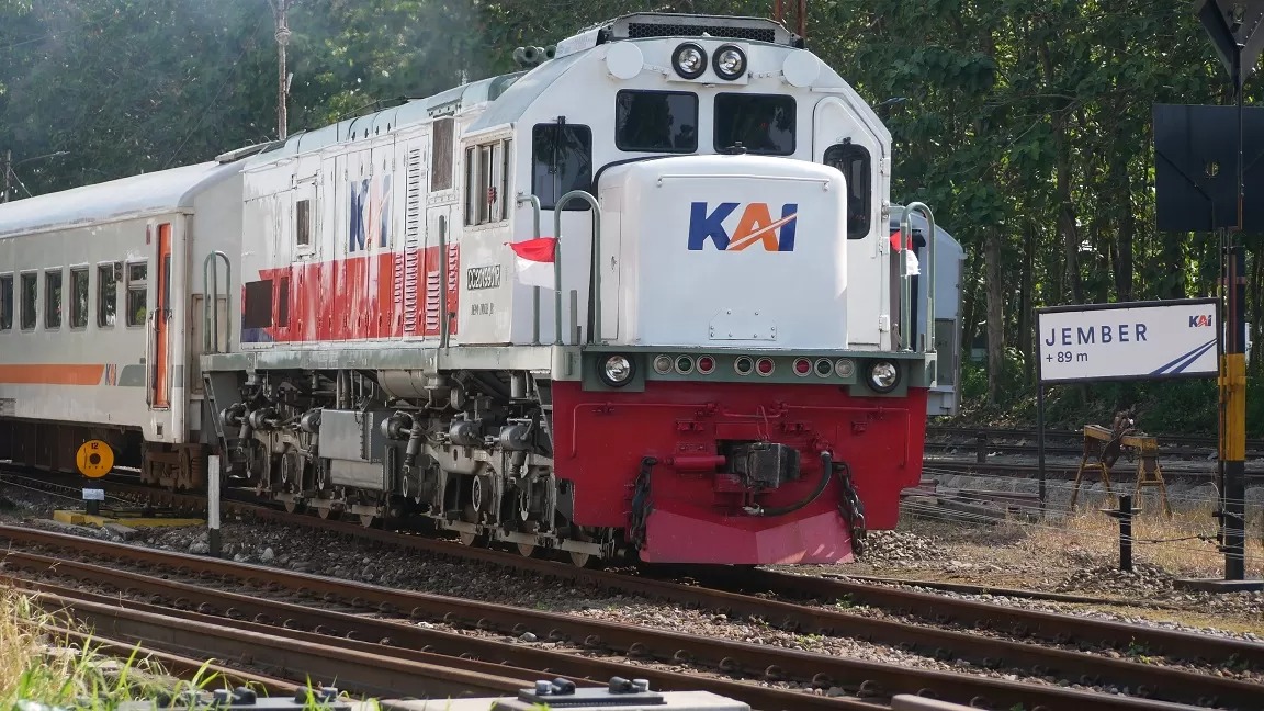 KA Pandanwangi berangkat dari Stasiun Jember menuju Ketapang. Hari ini, seorang warga tertemper kereta dan ditemukan di bawah jembatan.
