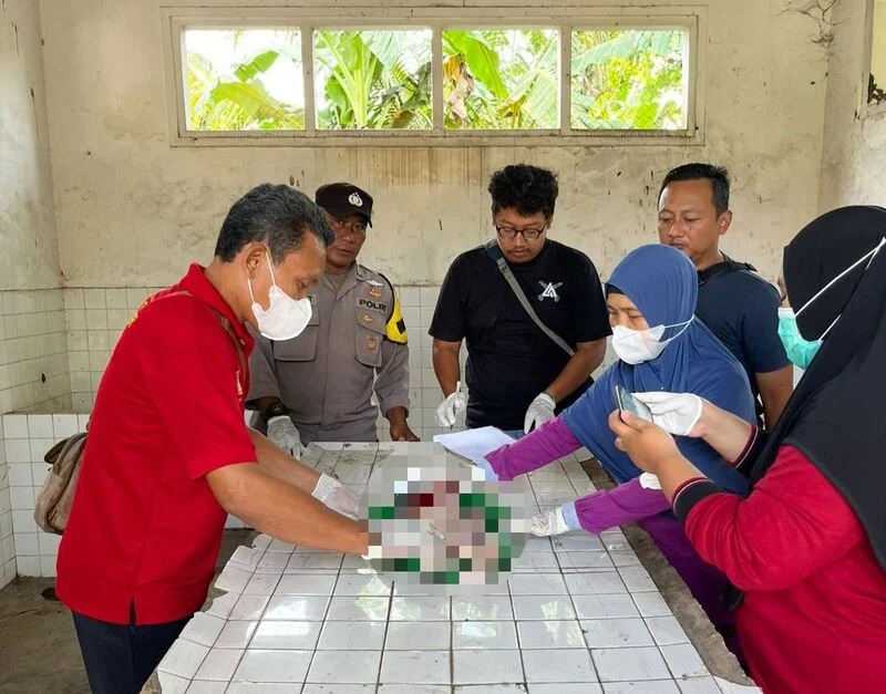Proses otopsi jenazah bayi yang ditemukan di saluran drainase di Semboro Jember. Polisi sudah menangkap pelaku.