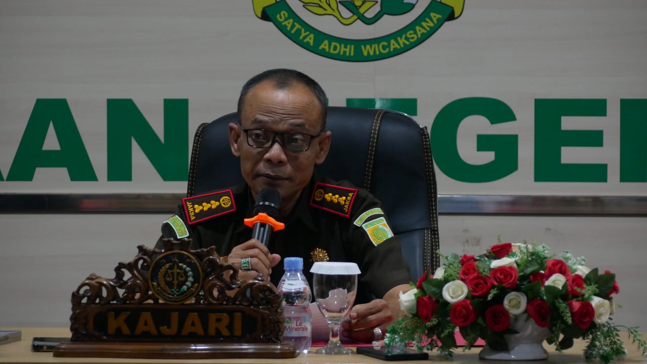 Ichwan Effendi, Kajari Jember saat press release kasus dugaan korupsi sosraperda DPRD. Kini, ia pindah ke Kejagung, Kursi Kajari Jember diisi perempuan.