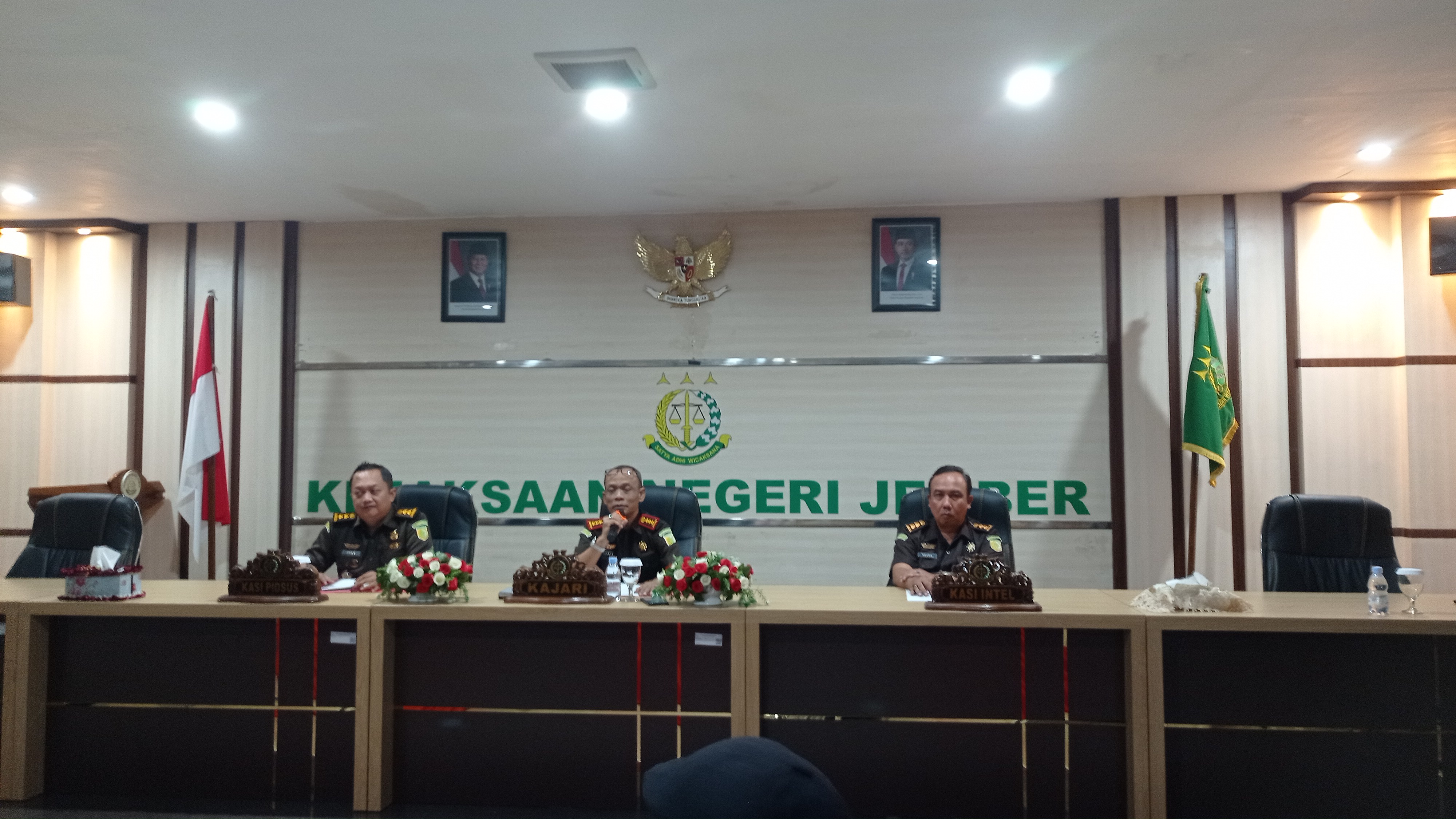 Kajari Jember Ichwan Effendi saat menyampaikan perkembangan kasus dugaan korupsi Sosraperda. Kejari menetapkan lima orang tersangka.