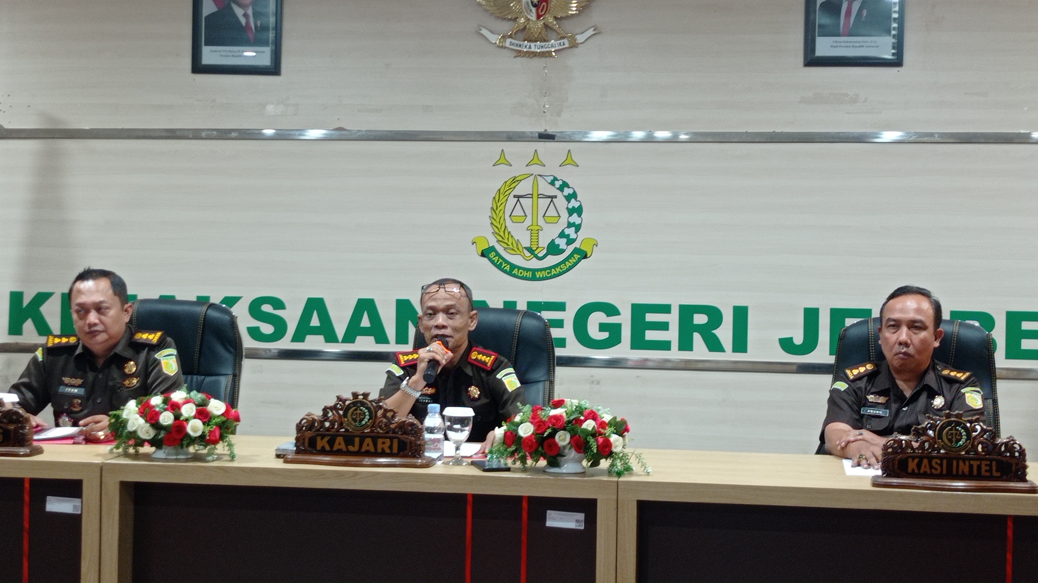 Kejari Jember Ichwan Effendi saat menyampaikan penetapan 5 tersangka dugaan korupsi makanan dan minuman Sosraperda. Salah satunya Wakil Ketua DPRD Jember.