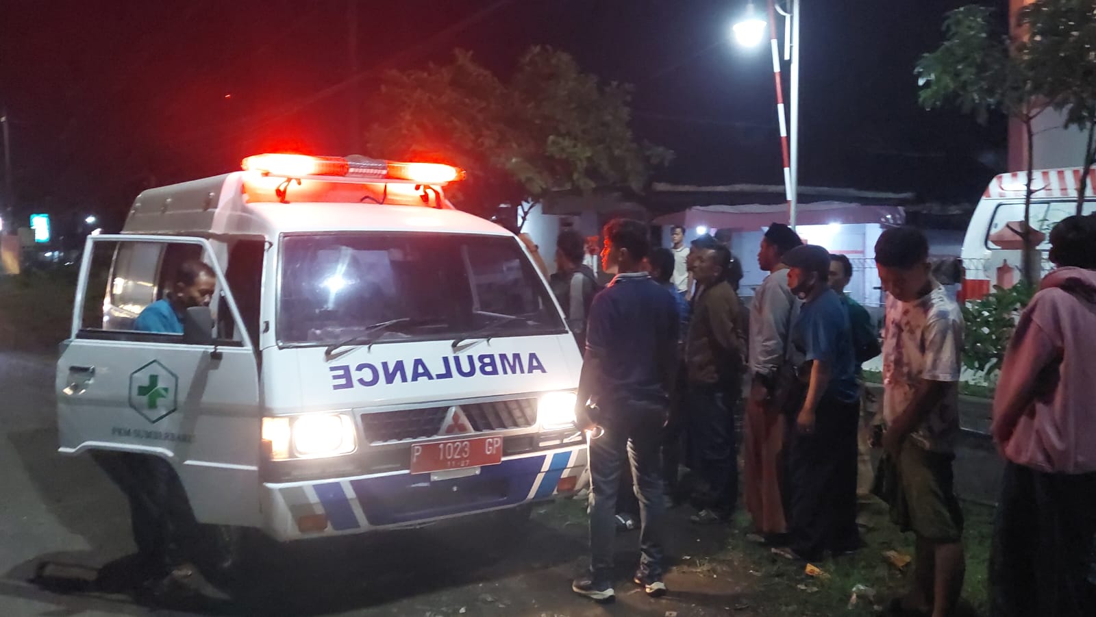 Petugas membawa jenazah pria yang diduga korban pembunuhan di Jamintoro Sumberbaru, Jember ke RSD dr Soebandi, Senin malam (20/10/2025).