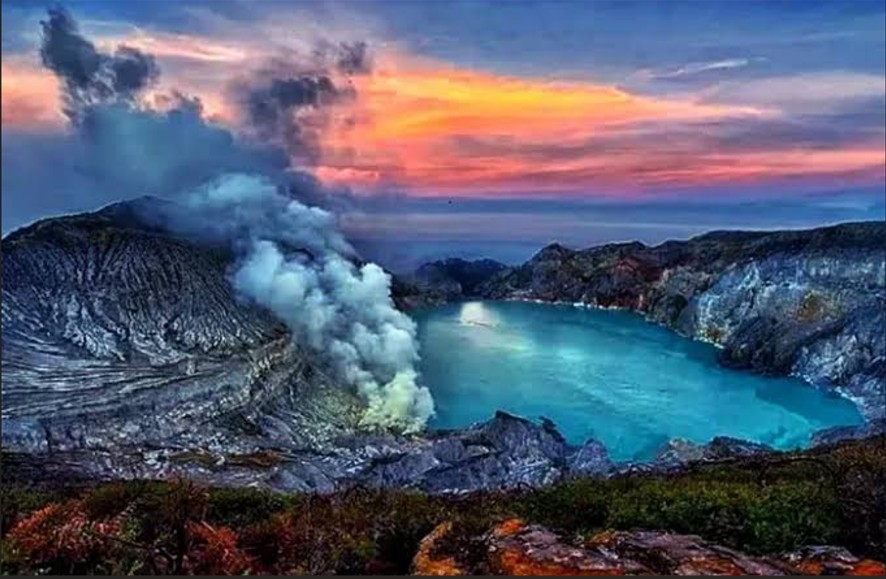 Cahaya biru abadi di kawah Gunung Ijen, Banyuwangi. Bagi masyarakat setempat, nyala api ini bukan sekadar keindahan alam, melainkan simbol kekuatan gaib yang menjaga kesucian gunung. Dok. (Radar&nbsp;Mojok