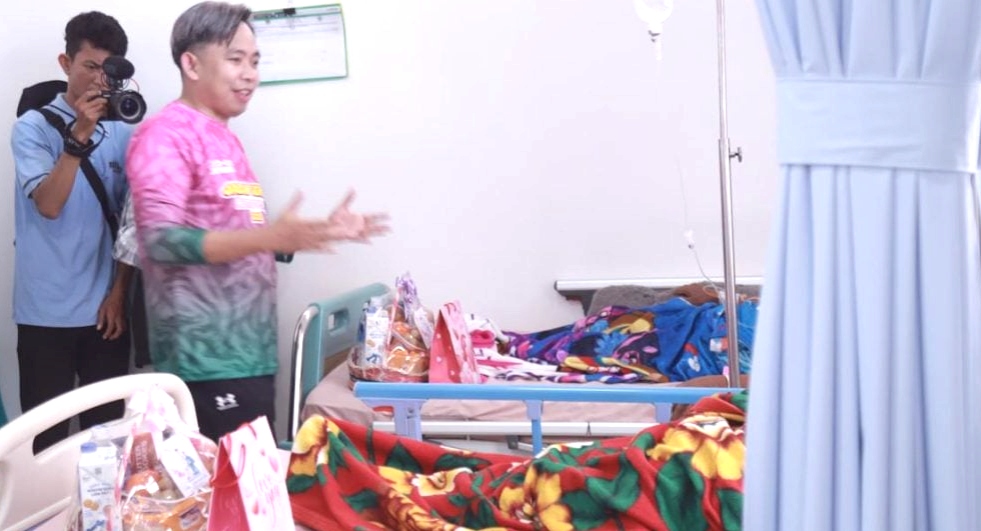 Bupati Jember Gus Fawait saat mengunjungi warga yang tengah dirawat di salah satu Puskesmas di Panti dalam Bunga Desaku, Minggu. Tegaskan tanggung jawab moral di balik UHC.
