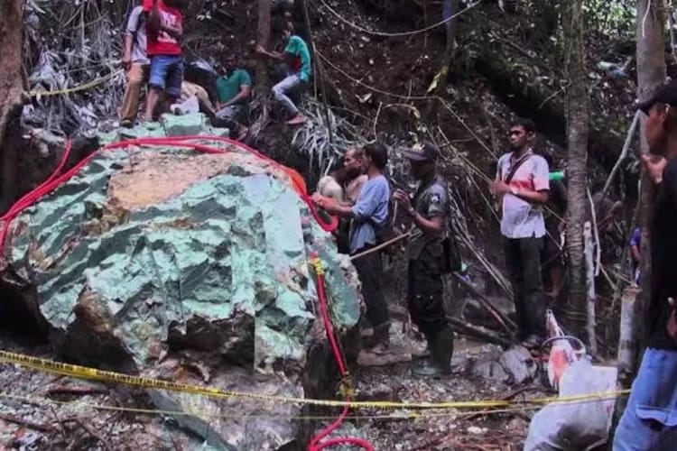 Inilah batu giok raksasa 5.000 ton yang bikin heboh Nagan Raya! Ditemukan oleh warga Beutong bernama Edi Rasyid alias Yahfer  kini jadi sorotan setelah Bupati turun langsung ke lokasi. Dok&nbsp;(Times&nbsp;News