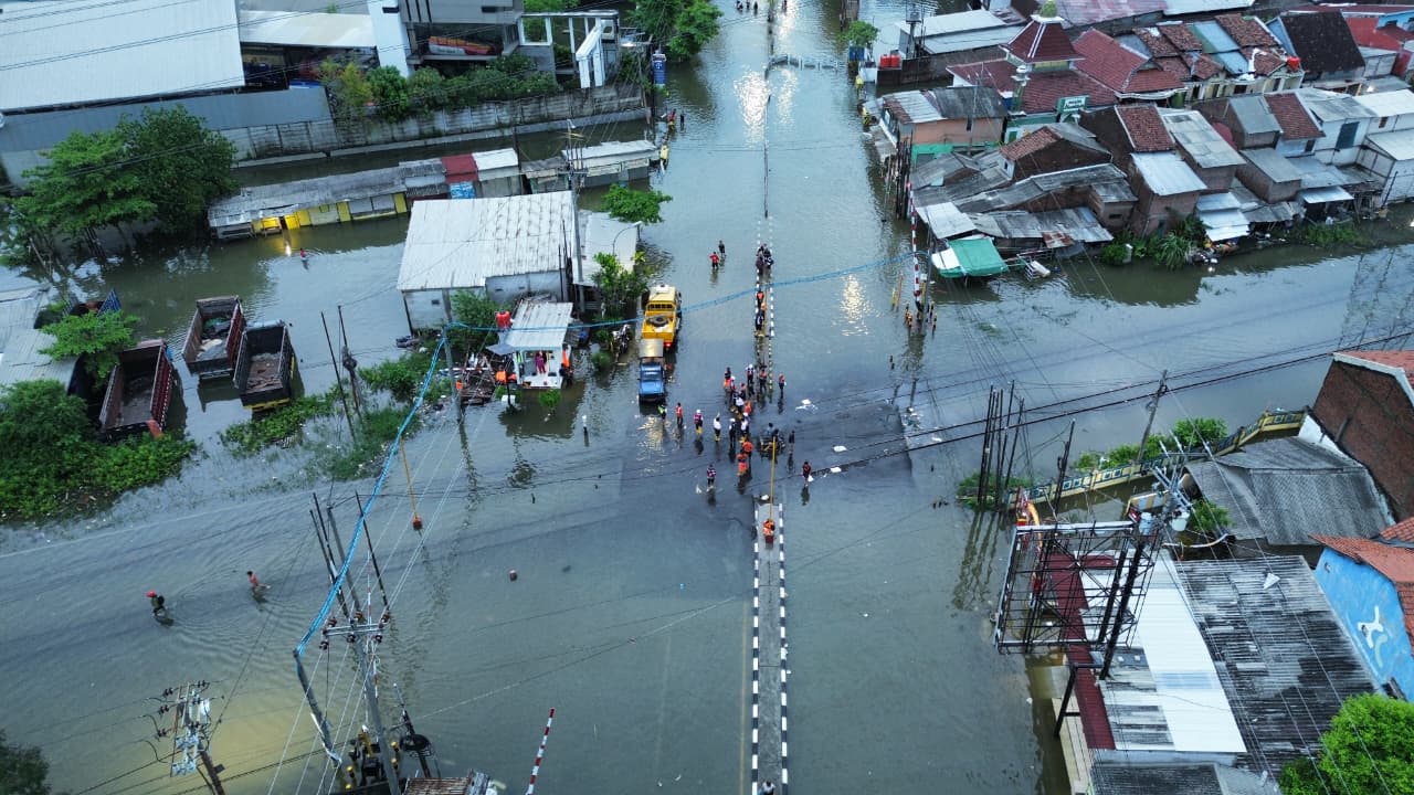 Luapan air di jalur hulu dan hilir kilometer 2+3/3+0 antara Stasiun Alastua dan Stasiun Semarang Tawang di wilayah Daop 4 Semarang sebabkan keterlambatan kereta menuju Jember.