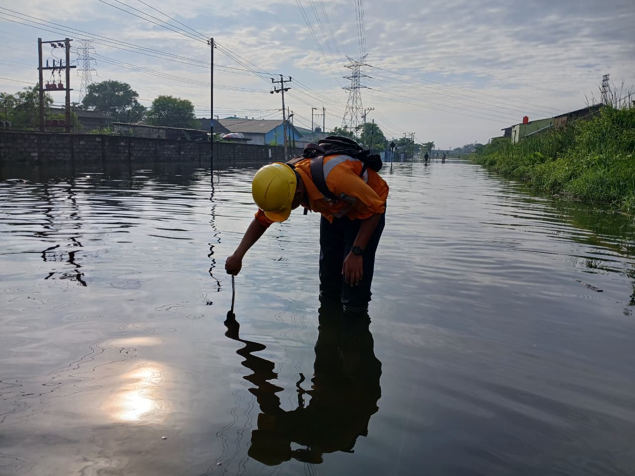 Petugas KAI sedang melakukan pengukuran ketinggian luapan air di jalur KA antara Stasiun Alastua-Semarang Tawang, Rabu (29/10).