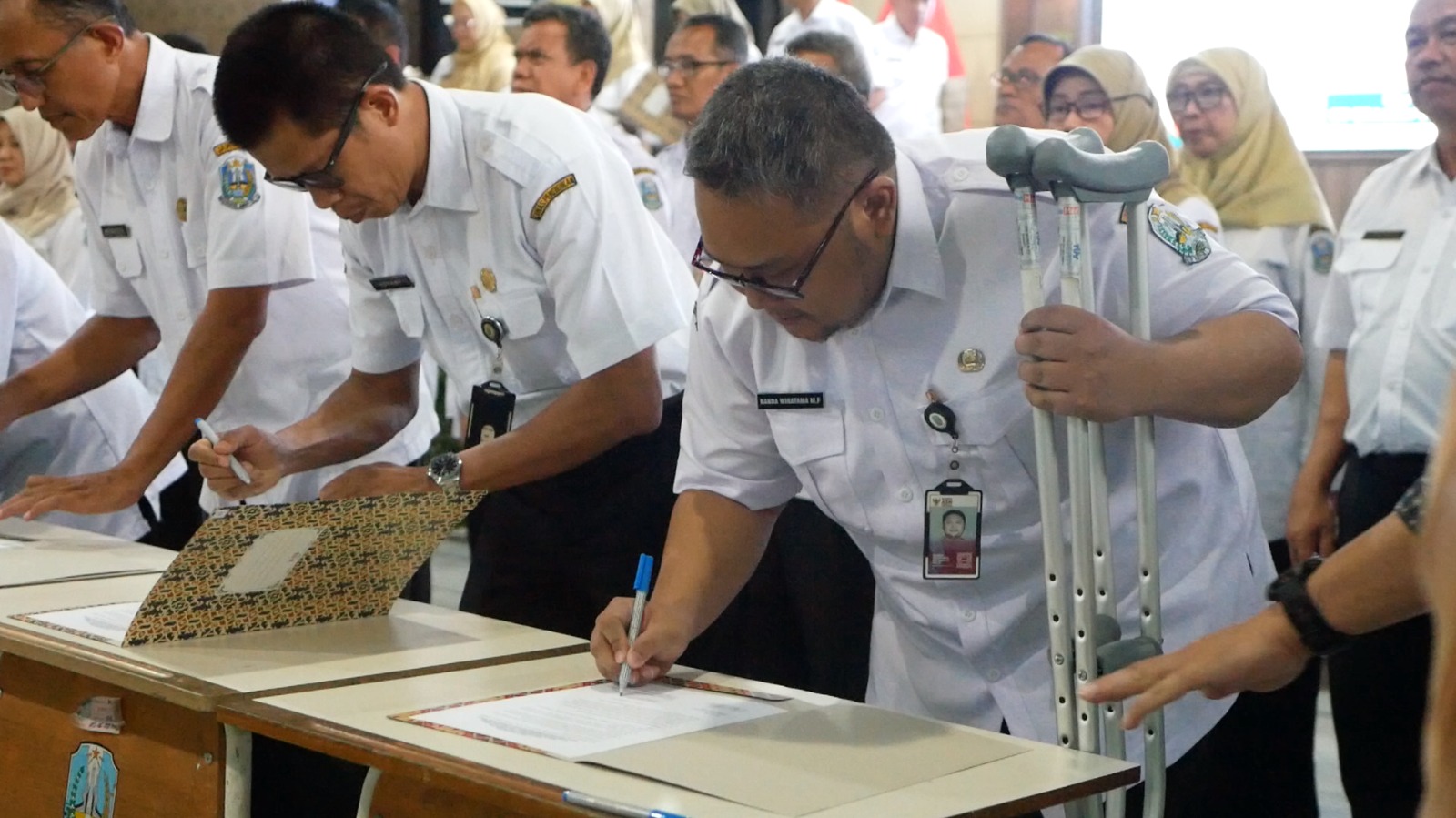 Kepala SMKN 5 Jember Nanda Wiratama Miftakhul Fauzi (kanan) bersama sejumlah kepala SMA dan SMK se Jember, Lumajang, Bondowoso, Situbondo, dan Banyuwangi menandatangani Pakta Integritas.