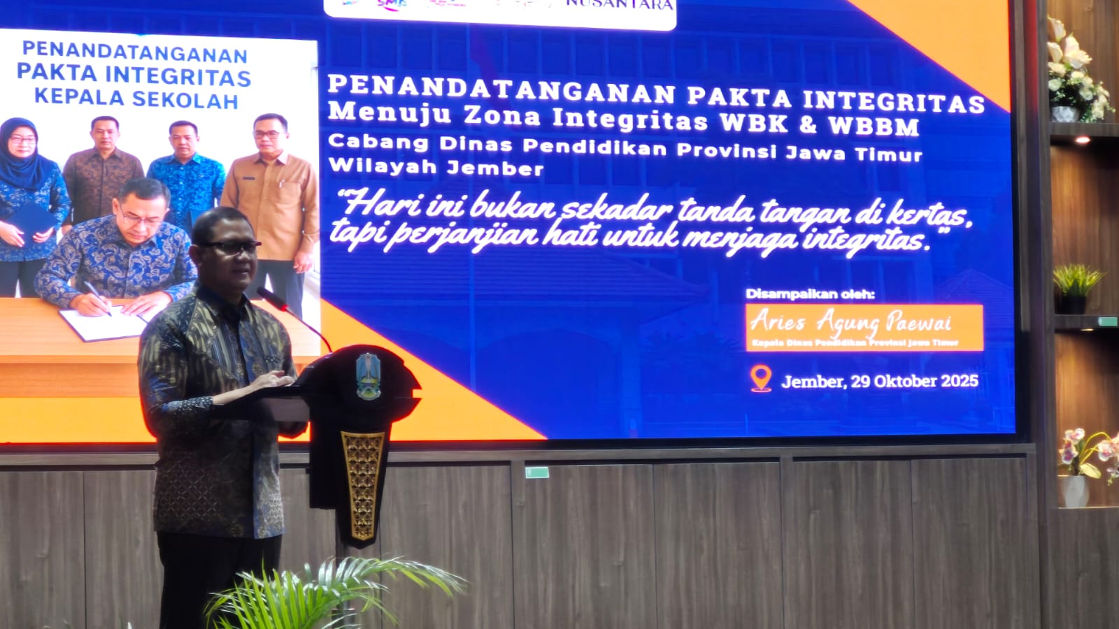 Kadispendik Jatim Aries Agung memberikan pengarahan di Aula SMKN 5 Jember