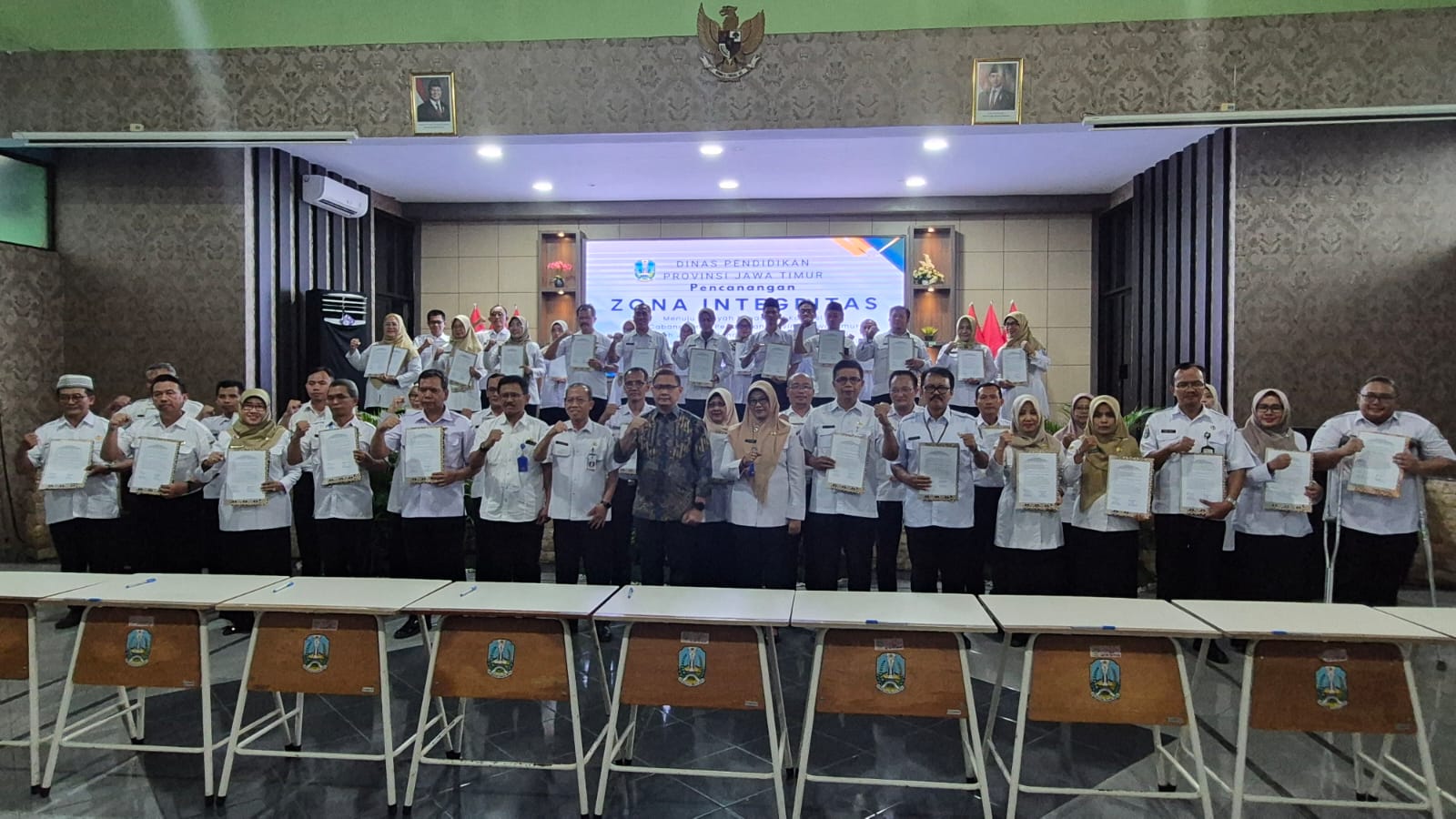 KOMITMEN: Kadispendik Jatim berfoto bersama kepala sekolah SMK dan SMA se Jember, Bondowoso, Banyuwangi, Lumajang, dan Situbondo setelah tanda tangan pakta integritas di Aula SMKN 5 Jember, 29 Oktober