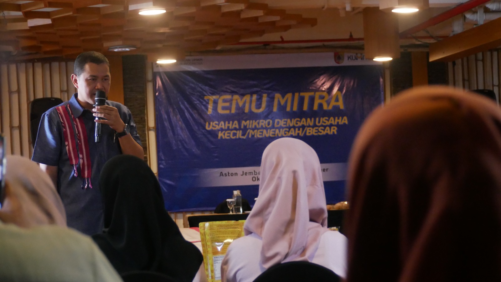 Ketua UKM IKM Nusantara Jember Rendra Wirawan saat berdialog bersama pelaku usaha mikro di Temu Mitra Kementerian UMKM di Hotel Aston Jember.