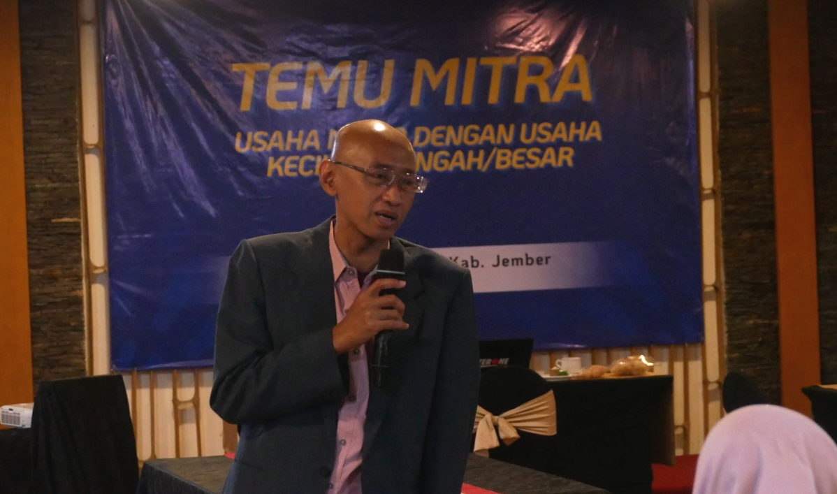 Pembina Asosiasi Profesi Pendamping Entrepreneur Indonesia (ASPPENDO), Samsi saat berbincang dengan pelaku UMKM dalam Temu Mitra Kementerian UMKM di Hotel Aston Jember.