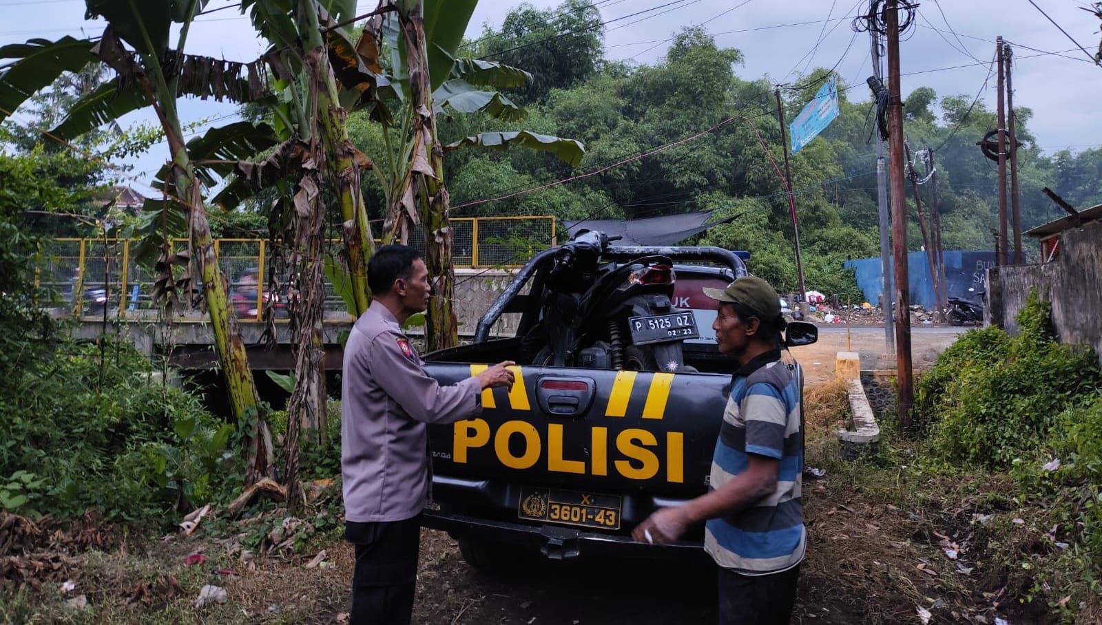 Polsek Ambulu bersama Warga mengevakuasi sepeda motor milik remaja 14 Tahun yang alami kecelakaan tunggal di Ambulu hingga tak sadarkan diri.
