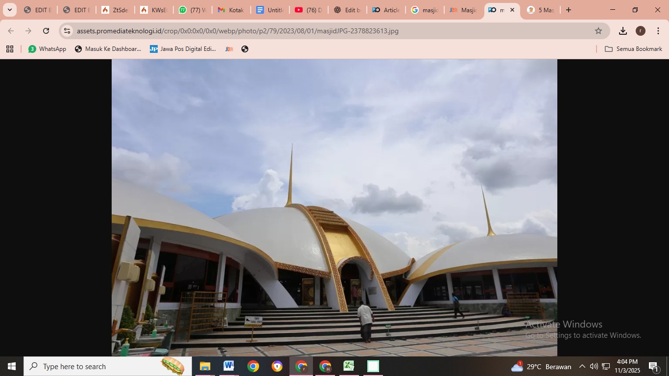 Masjid Jamik Jember yang memiliki desain menyerupai keong mirip desain Gedung DPR MPR di Jakarta