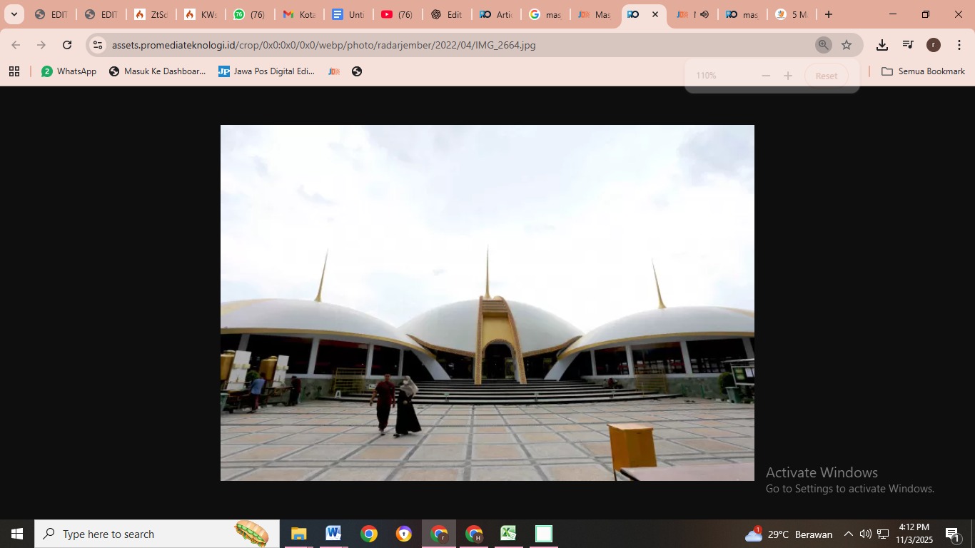 Desain masjid jamik Jember menjadi masjid terunik karena bentuknya mirip Gedung MPR DPR di Jakarta. (Radar Jember)