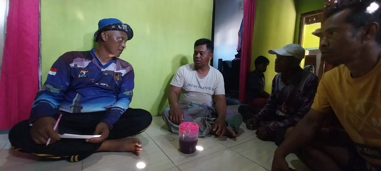 Tohari (tengah), nelayan yang juga korban mengungkap detik-detik mencekam saat jukungnya menabrak tebing hingga hancur di Laut Jember.
