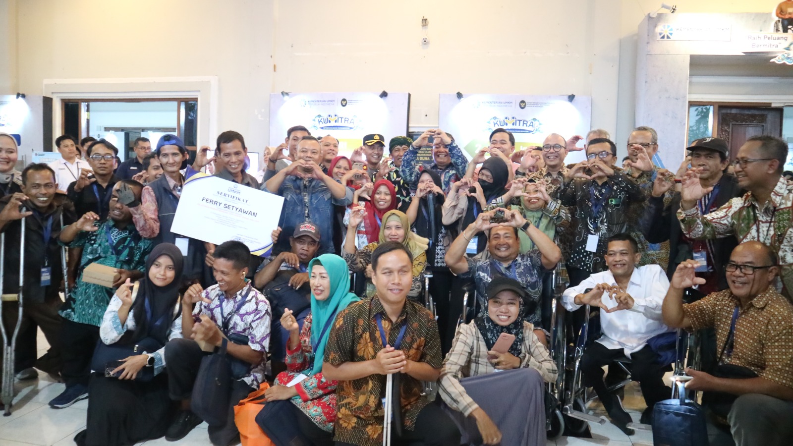 Wamen UMKM RI Helvi Moraza berfoto bersama UMKM disabilitas. Ia mendorong akses setara bagi UMKM dan wirausaha muda, ini pesannya.