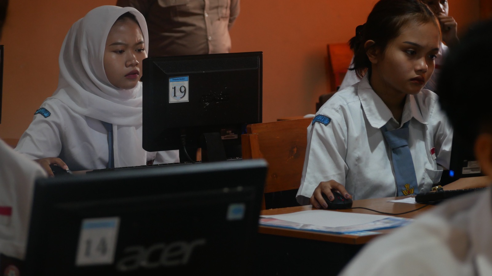 FOKUS: Siswa SMKN 1 Jember melaksanakan TKA Semi-Online, Selasa (4/11/2025). Kemendikdasmen tinjau TKA di Jember, pastikan tes berjalan lancar.