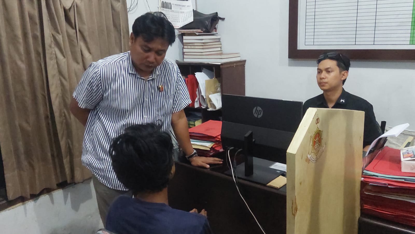 Pelaku pembunuh ibu kandung saat diperiksa penyidik Polsek Jenggawah. Pelaku mengaku yang ia bunuh bukanlah ibu kandungnya.