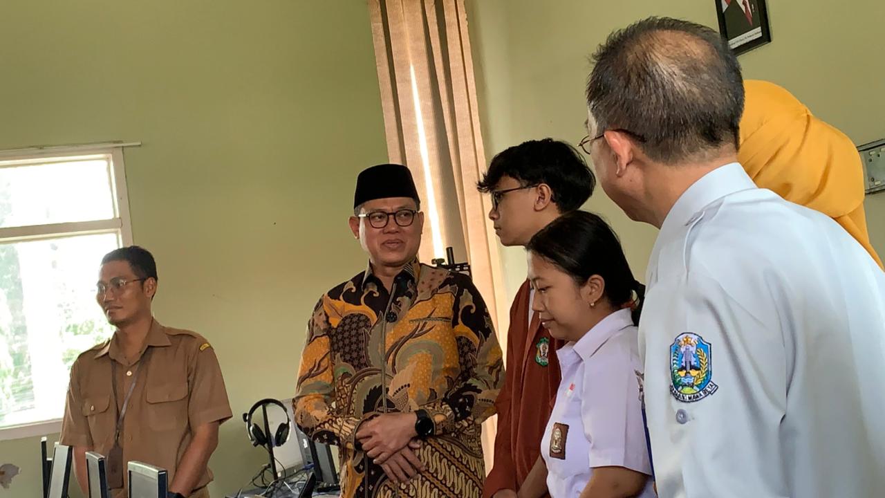 Tenaga Ahli Bidang Manajemen Talenta Kemendikdasmen Mariman Darto (kiri) saat meninjau pelaksanaan TKA di SMAN 2 Jember, Selasa (4/11/2025).