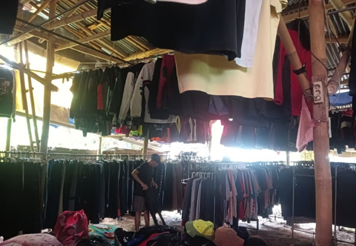 TRIFT JEMBER diambil sendiri  Teks Foto: salah satu pedagang Thrift di wilayah Mangli