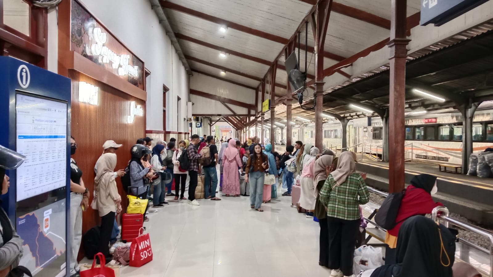 Penumpang KA di Stasiun Jember. Mulai hari ini, penumpang bisa membeli tiket perjalanan libur Nataru 2025.
