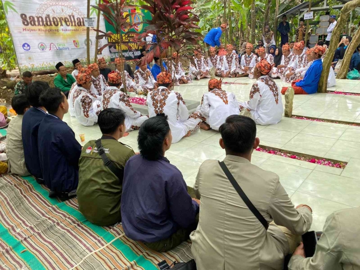 TRADISI SANDURELLANG diambil dari Kompasiana kiriman KKN kolaborasi 23 di desa Klungkung