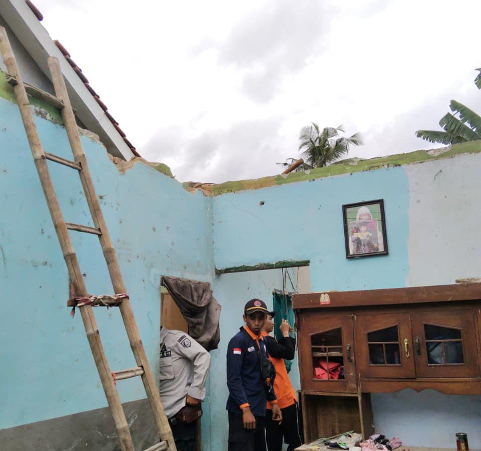 Personel BPBD dan petugas kecamatan saat mengecek dan mendata kerusakan rumah akibat hujan deras. Atap rumah warga Jenggawah ini ambrol, penghuni mengungsi.