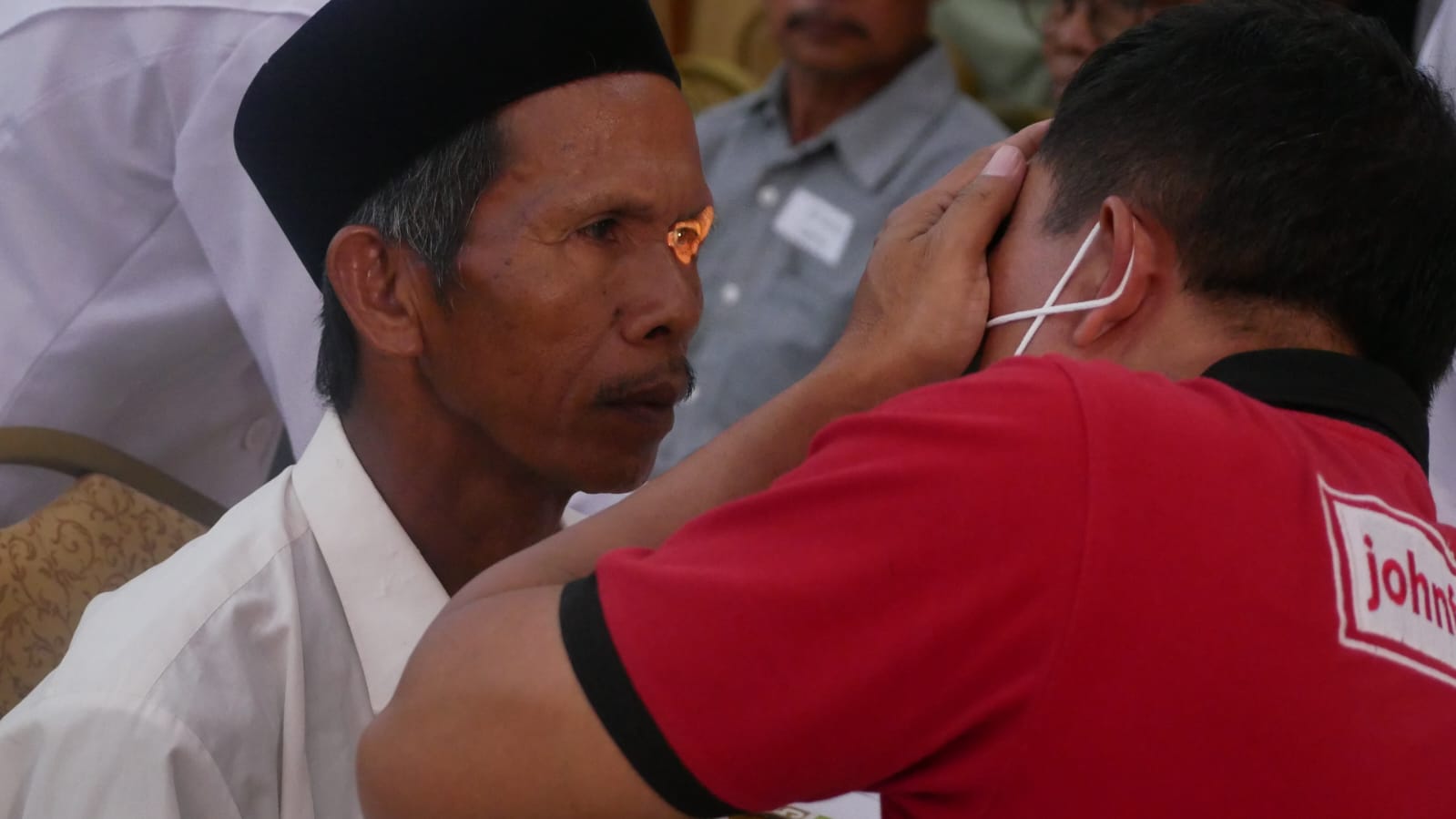 Petugas memeriksa salah satu warga sebelum menjalani operasi mata. Baksos operasi mata gratis, termasuk katarak ini digelar RS Bina Sehat Jember.