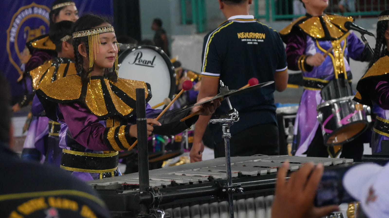 Penampilan tim drumband SD asal Surabaya dalam Kejurprov PDBI Jatim di GOR PKPSO Jember, Kamis (13/11/2025).